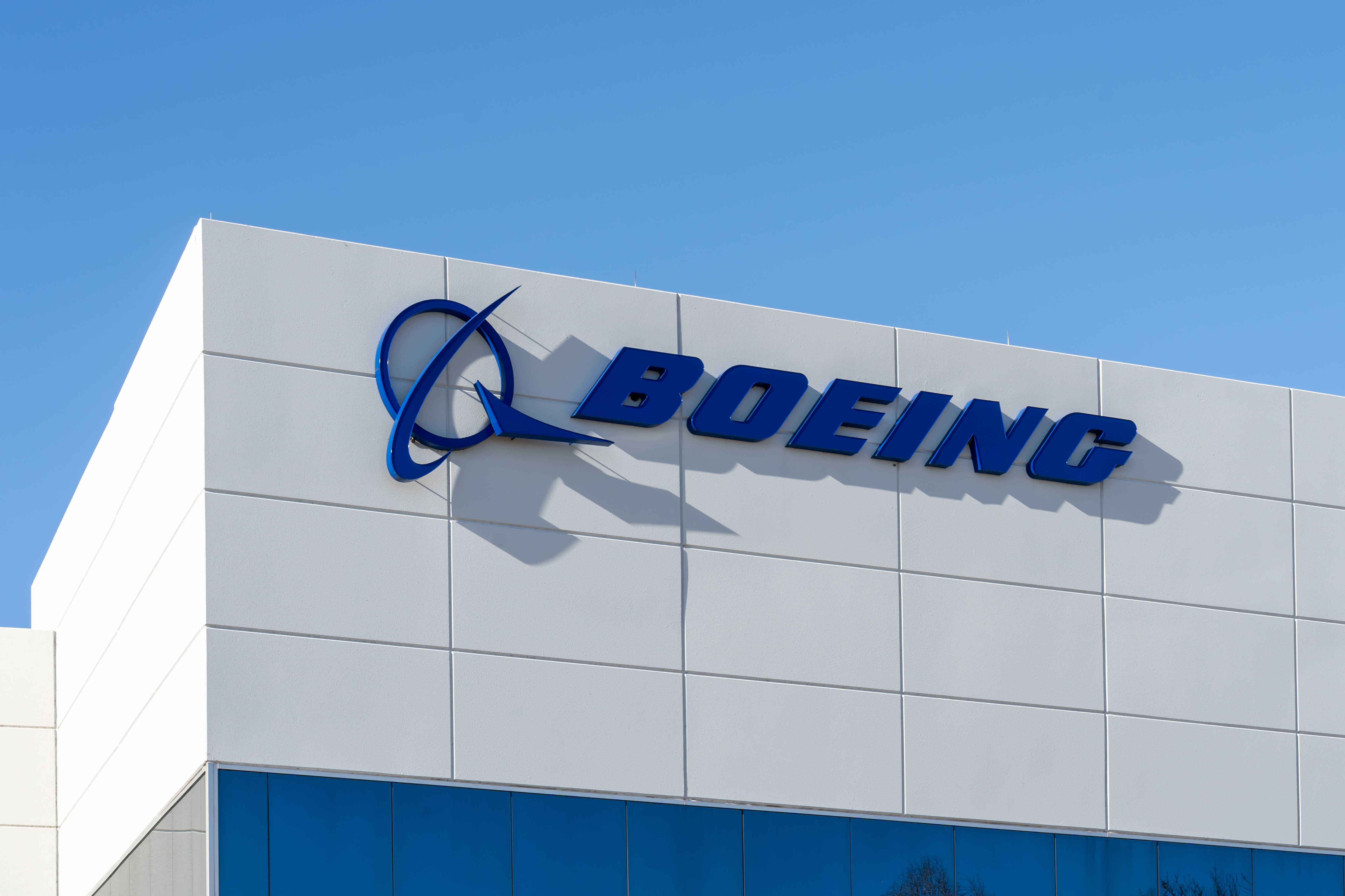 Irving, Texas, Estados Unidos - 20 de marzo de 2022: Cierre del cartel de Boeing en el edificio de Irving, Texas, Estados Unidos. La Boeing Company es una corporaciÃ³n multinacional estadounidense. 