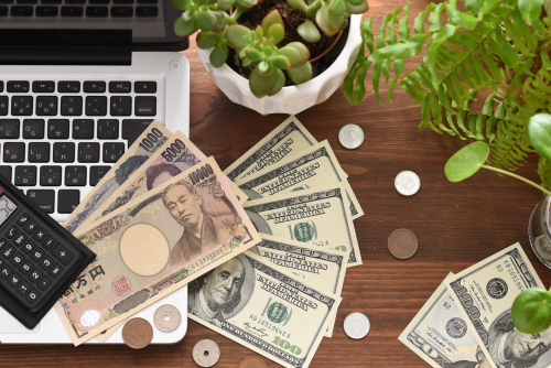 Japanese yen (JPY) and Dollar (USD) banknote