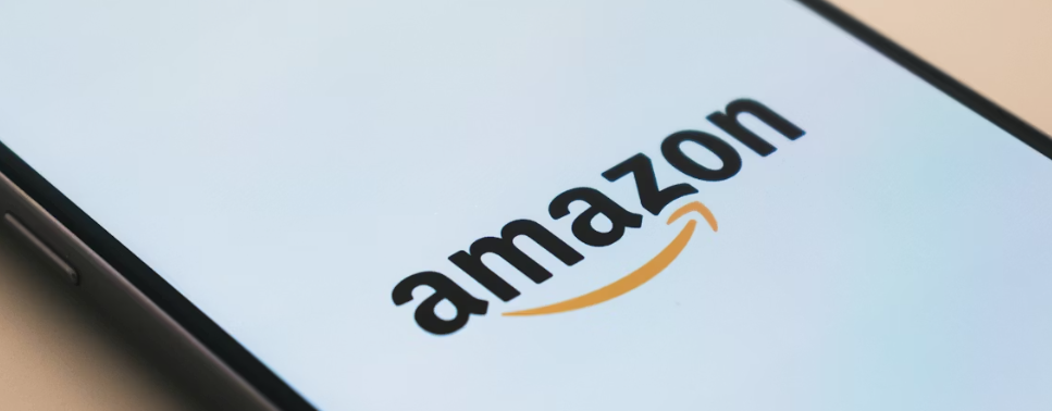 Imagen de un mÃ³vil con el logo de Amazon
