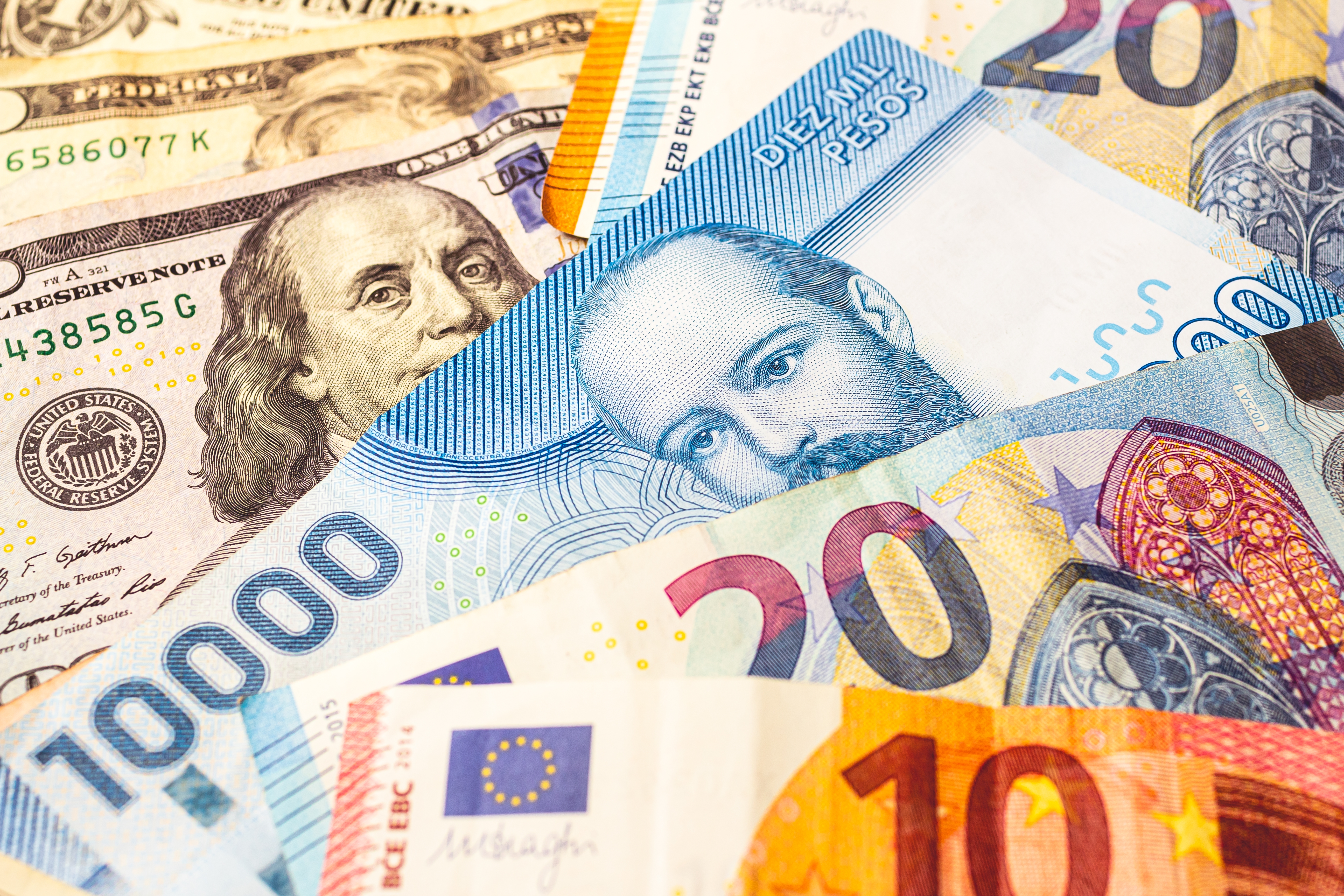 Notas de dolar y peso chileno