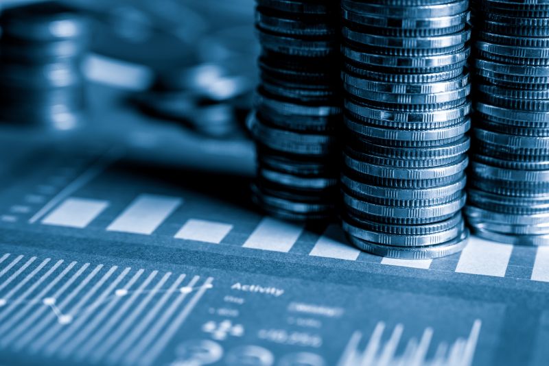 Imagen de monedas apiladas en montones en un artÃ­culo sobre dÃ³nde invertir 10.000 euros