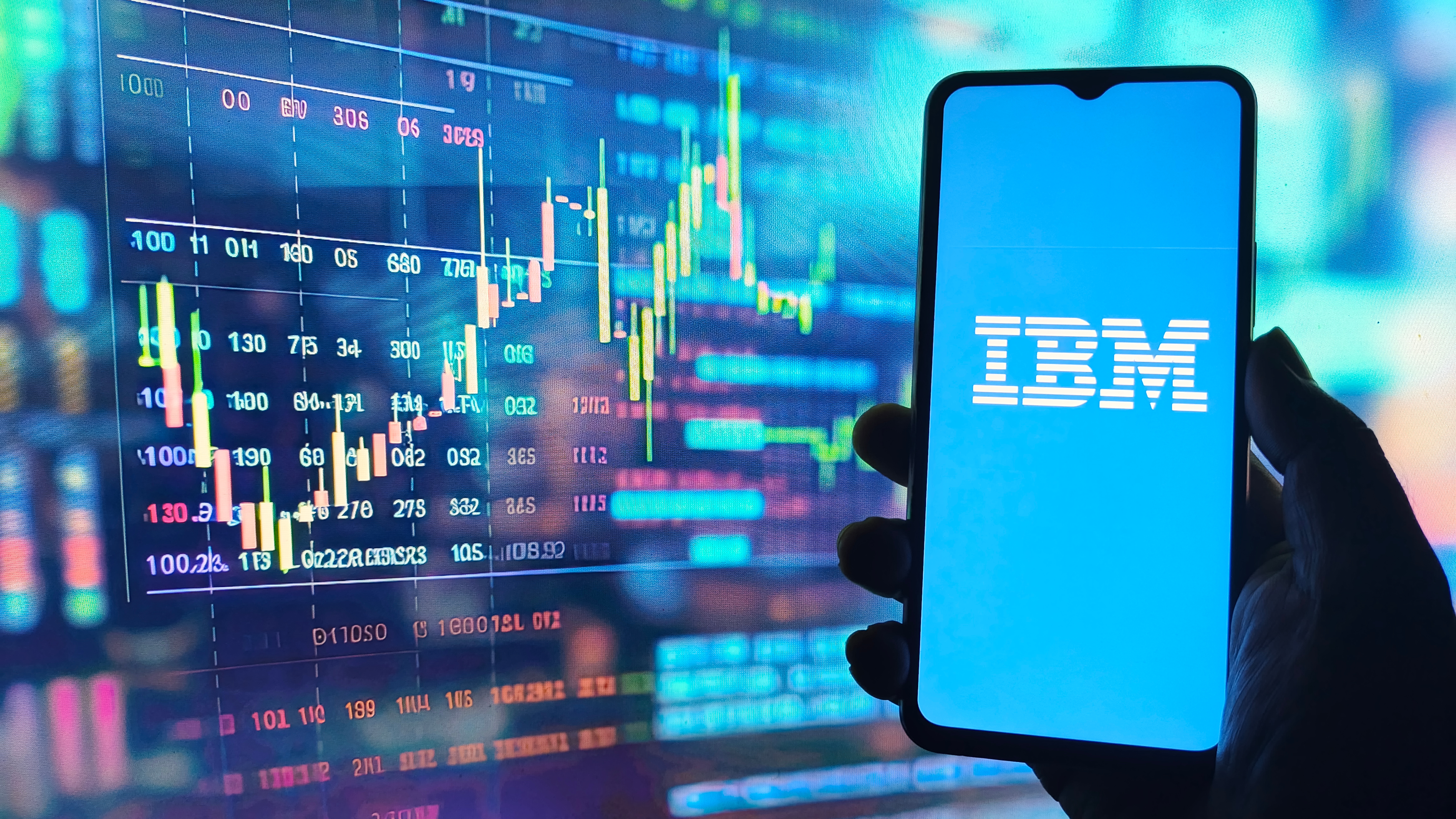 Logotipo de IBM en la pantalla del telÃ©fono inteligente con el grÃ¡fico digital del mercado de valores en segundo plano, que simboliza la inversiÃ³n tecnolÃ³gica, la computaciÃ³n en Empresa y el rendimiento de las acciones de IBM en el mercado mundial. Tomado el 3 de julio de 2025