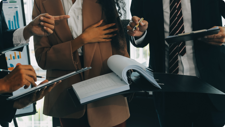 Eksekutif bisnis mencatat dan berkolaborasi selama rapat