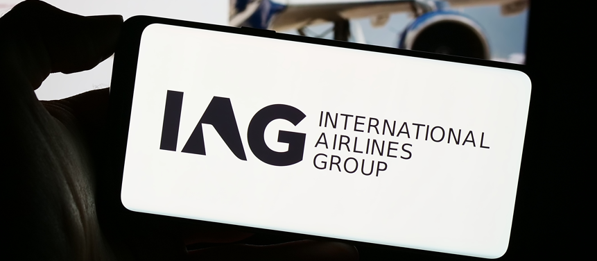Imagen de un mÃ³vil con el logo de IAG