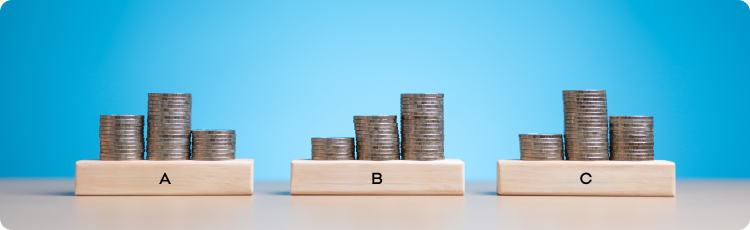 Trei teancuri de monede cu literele âabcâ aÈezate deasupra, simbolizÃ¢nd creÈterea financiarÄ Èi alfabetizarea financiarÄ.