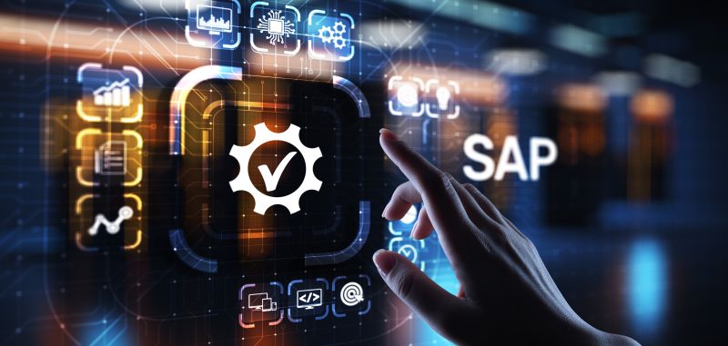 Imagen de una persona tocando una pantalla virtual en la que se lee SAP