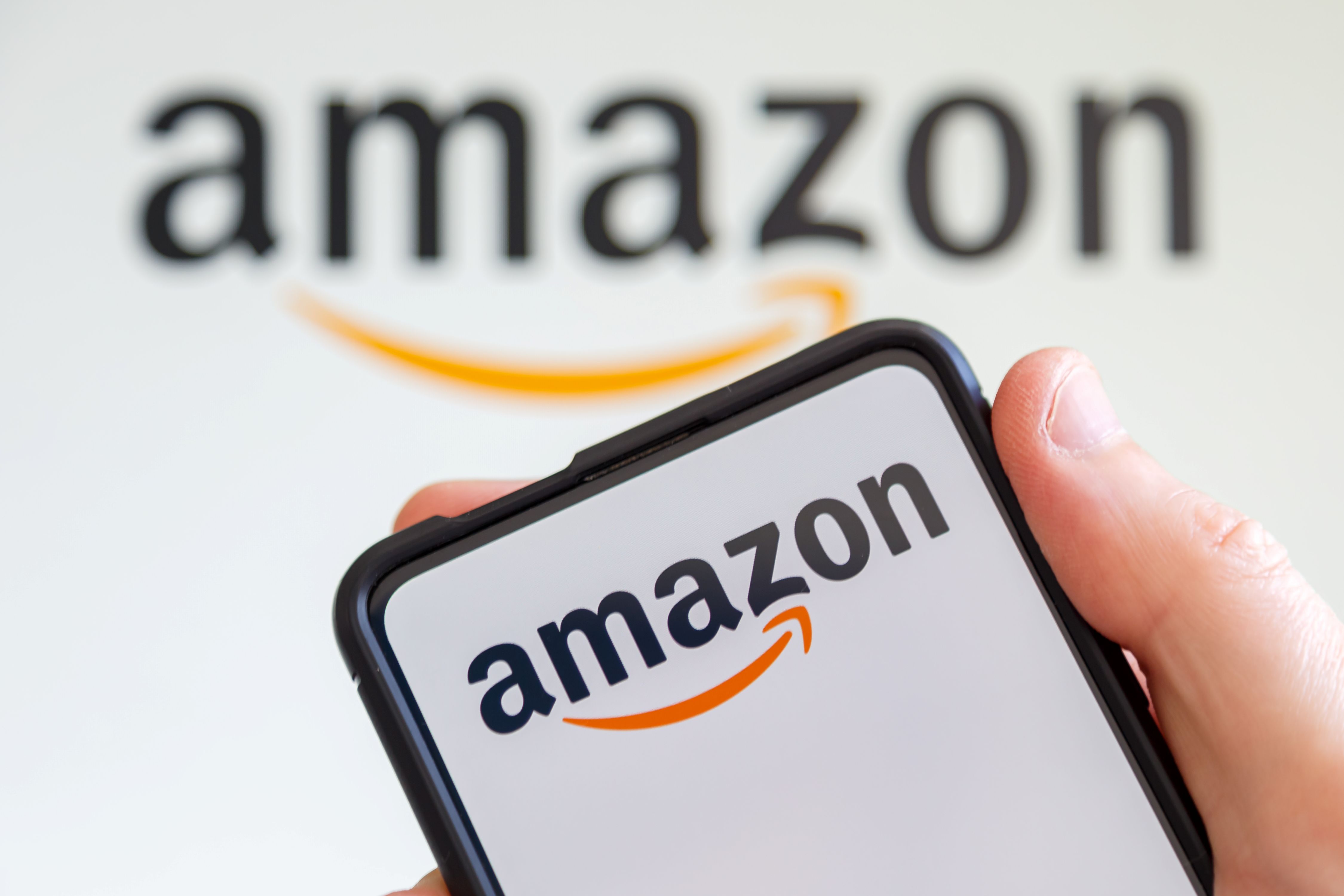 Imagen de un mÃ³vil con el logo de Amazon