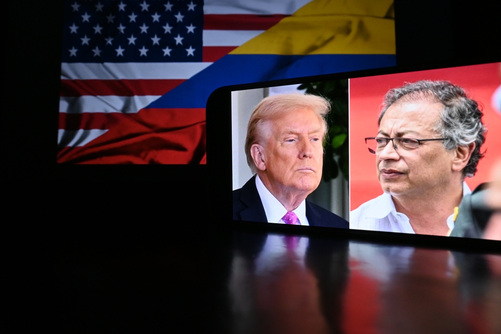 Foto conceptual que muestra al presidente de Estados Unidos, Donald Trump, y al presidente colombiano, Gustavo Petro, en una pantalla de telÃ©fono.