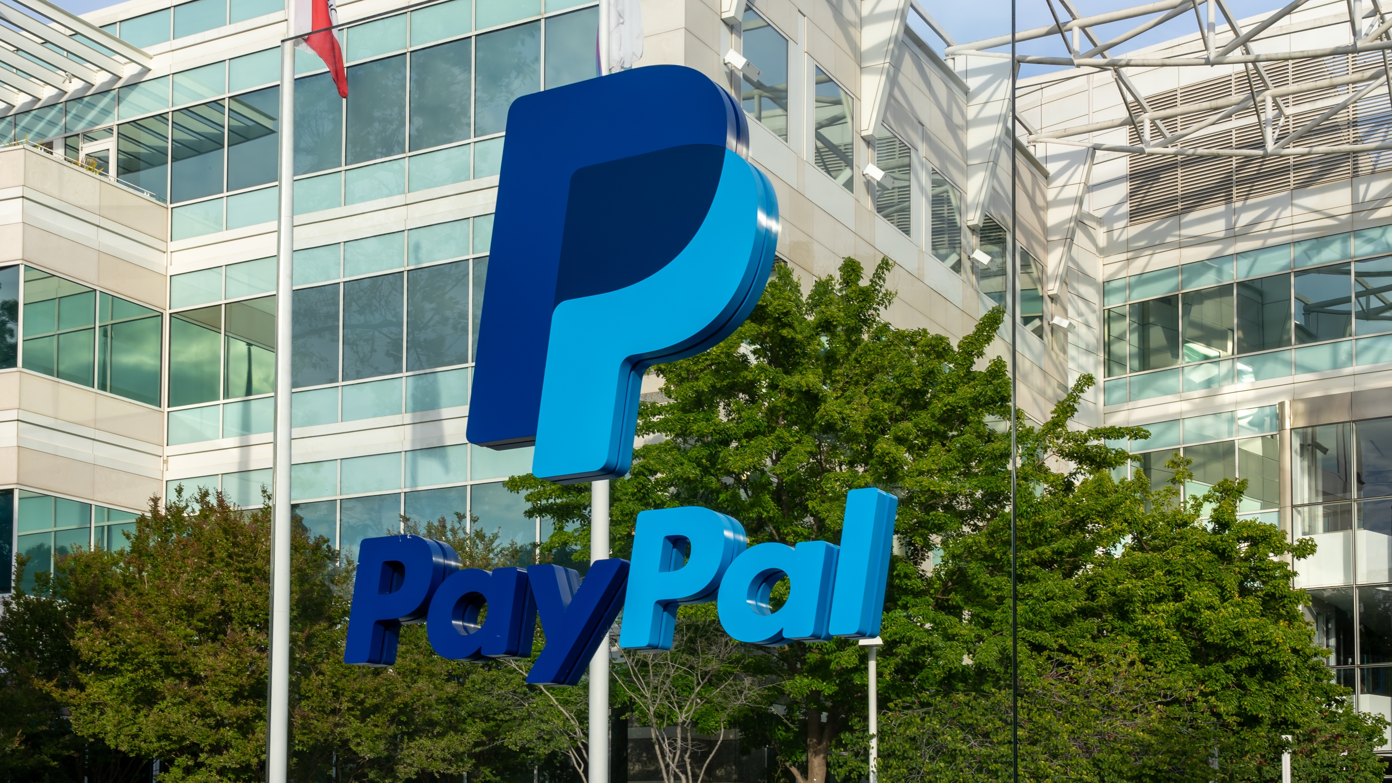 San Jose, CA, USA - 10 de junio de 2023: Sede de PayPal en San Jose, CA, USA. PayPal Holdings, Inc. es una compaÃ±Ã­a multinacional estadounidense de tecnologÃ­a financiera que opera un sistema de pago en lÃ­nea.