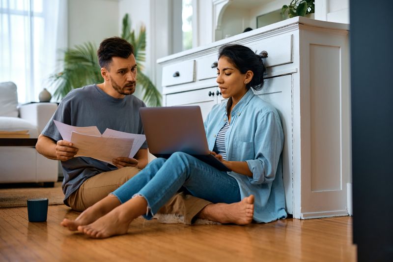 Imagen de una pareja frente a un ordenador en un artÃ­culo sobre el coste de vida