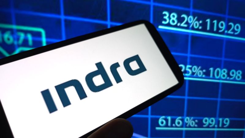 Imagen de un mÃ³vil con el logo de Indra