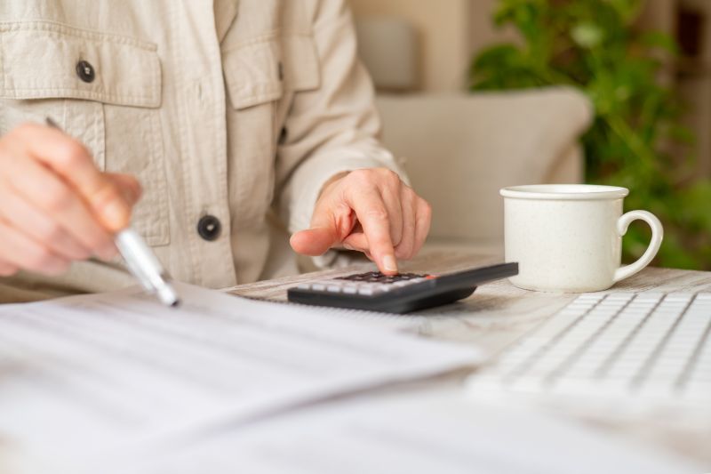 Imagen de una persona haciendo cuentas frente a un papel en un artÃ­culo sobre quiÃ©n es la generaciÃ³n NEM y por quÃ© se enfrentan a unas pensiones insuficientes
