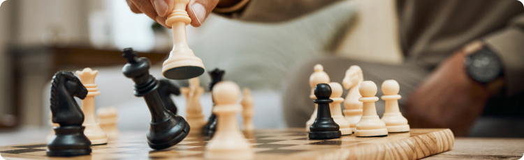 SakktÃ¡bla fekete-fehÃ©r bÃ¡bukkal, kÃ¶zÃ©pen egy piros kÃ©rdÅjellel