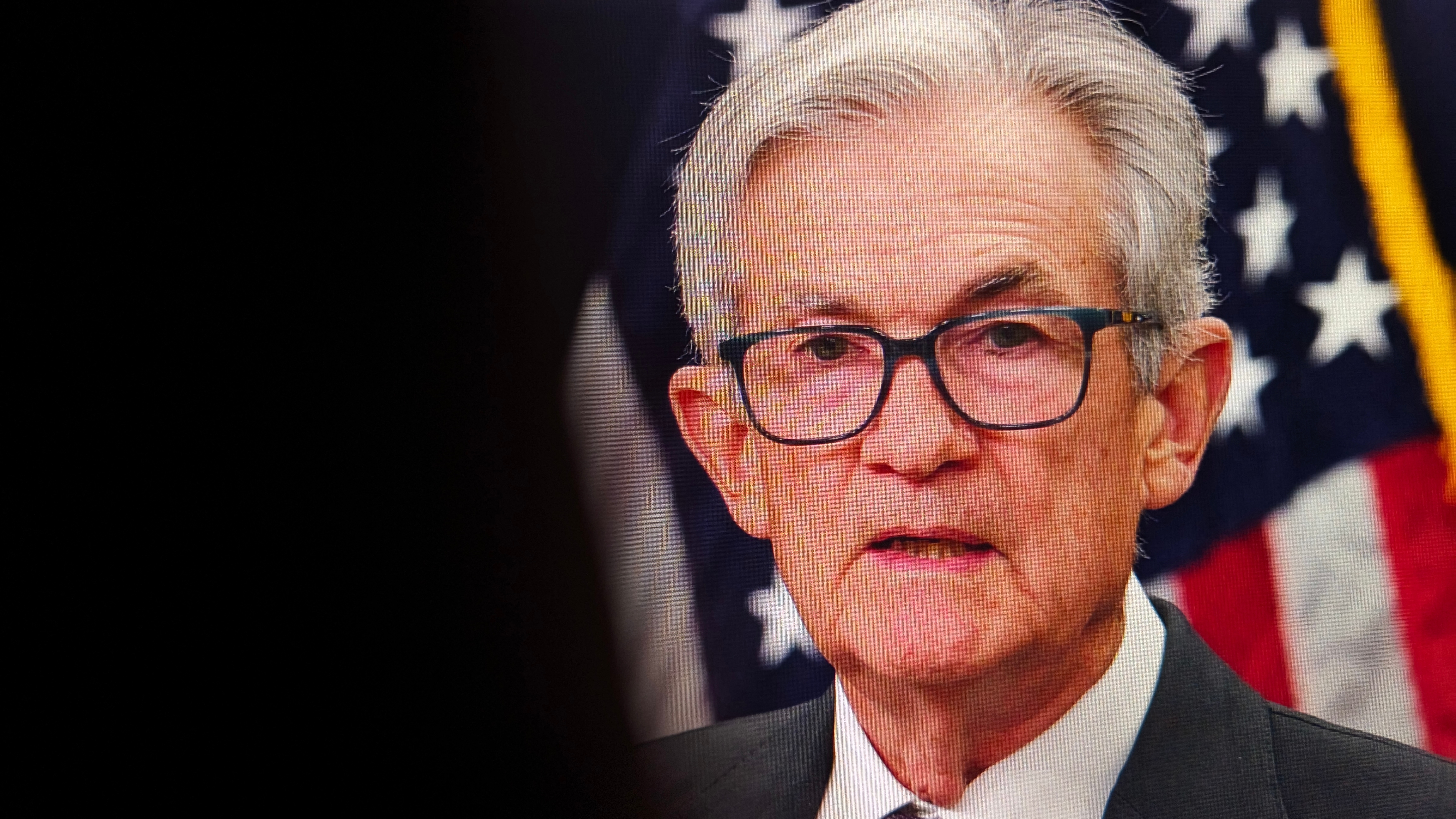 Jerome Powell, presidente de la Reserva Federal, habla sobre la inflaciÃ³n y las tasas de interÃ©s con la bandera estadounidense y el sello de la Reserva Federal detrÃ¡s de Ã©l. USA 23 de septiembre de 2025
