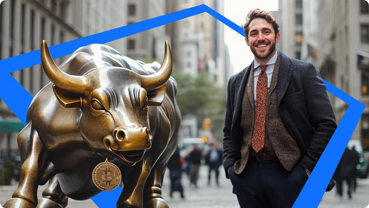 MosolygÃ³ Ã¼zletember a Wall Street-i Charging Bull szobor mellett, a bikÃ¡n Bitcoin-Ã©rme szimbÃ³lummal.