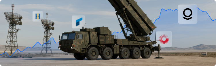 Katonai rakÃ©taindÃ­tÃ³ sivatagi kÃ¶rnyezetben, a hÃ¡ttÃ©rben radar antennÃ¡kkal, a kÃ©pen vÃ©delmi vÃ¡llalatok logÃ³i lÃ¡thatÃ³k.