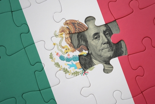 rompecabezas con la colorida bandera nacional de mÃ©xico y el billete de dÃ³lar de ee.uu.