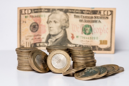 Billete de diez dÃ³lares equivalente a cuarenta mil pesos de monedas colombianas