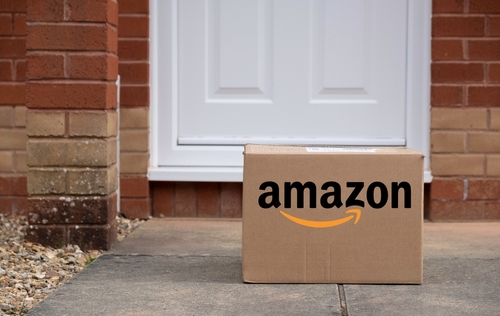 Una caja de Amazon frente a una puerta