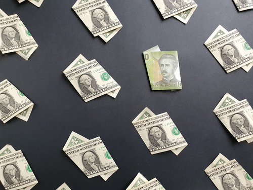 billetes estadounidenses de un dÃ³lar y billetes chilenos de 1000 pesos