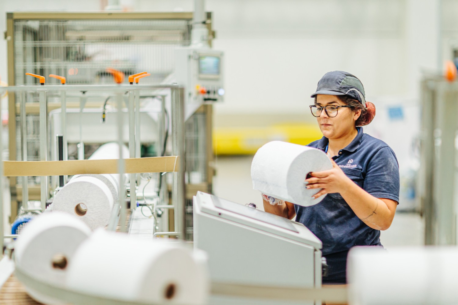 Mulher operÃ¡ria a trabalhar na fÃ¡brica da The Navigator Company