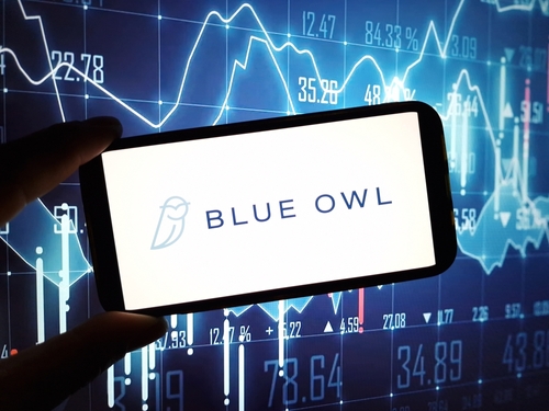 Logo de la compaÃ±Ã­a Blue Owl Capital mostrado en la pantalla del telÃ©fono mÃ³vil