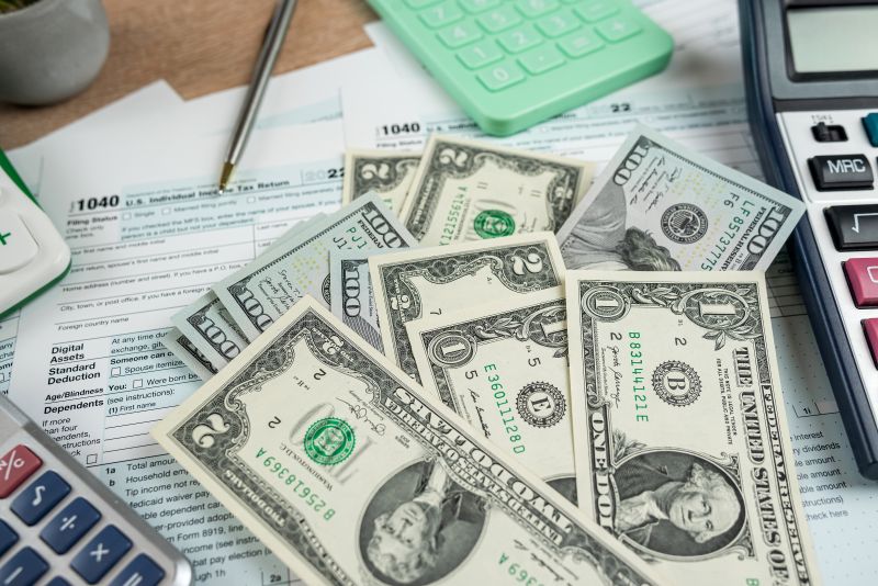 Imagen de billetes y una calculadora en un artÃ­culo sobre quÃ© es el activo no corriente