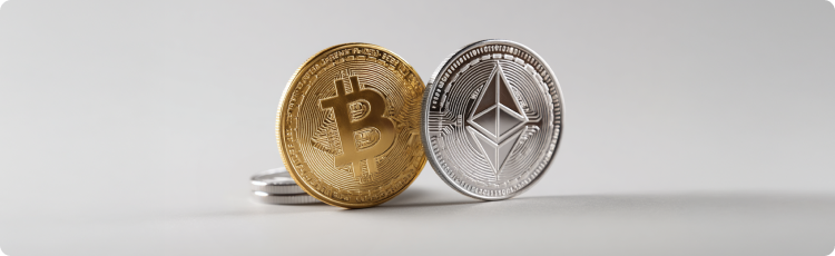 Tokens fÃ­sicos de Bitcoin e Ethereum colocados lado a lado, ilustrando criptomoedas populares usadas em investimentos cripto e produtos negociados em bolsa.