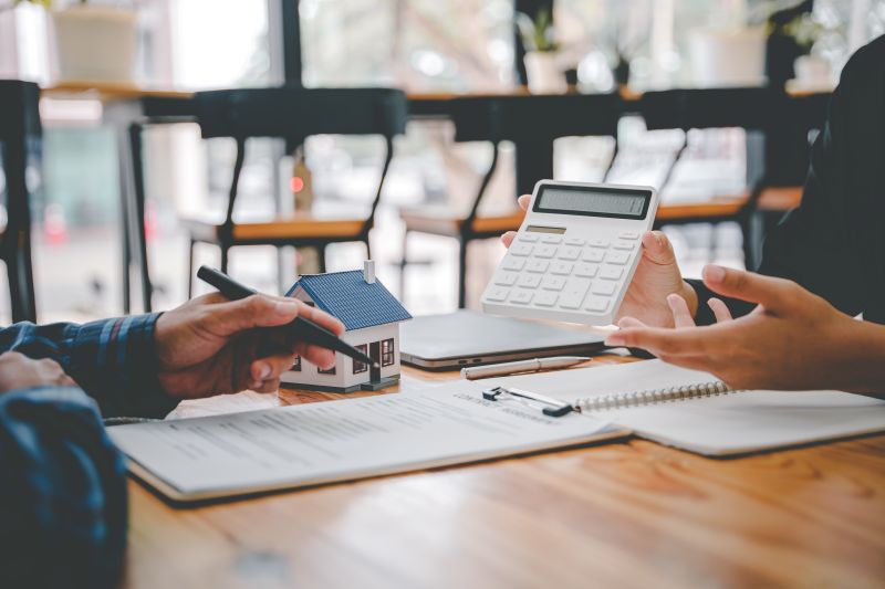 Imagen de dos personas con una calculadora y un papel en un artÃ­culo sobre los prÃ©stamos ICO