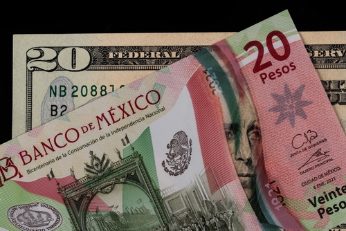 Comparación de 20 dólares americanos y 20 pesos mexicanos