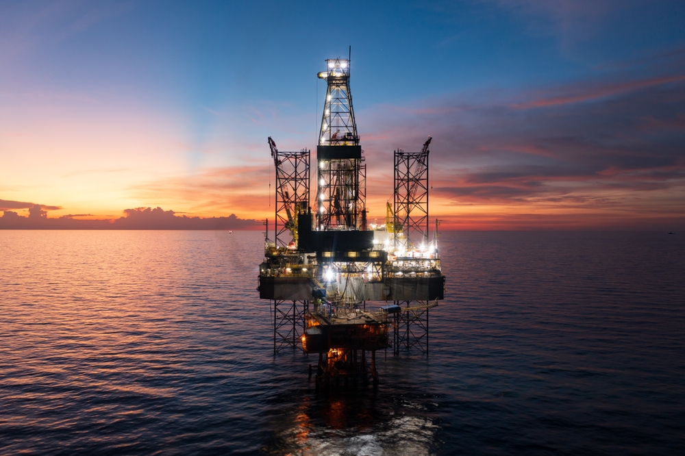 Vista AÃ©reas de la plataforma de elevaciÃ³n y la plataforma en alta mar durante la puesta del sol para la exploraciÃ³n y producciÃ³n de petrÃ³leo y gas