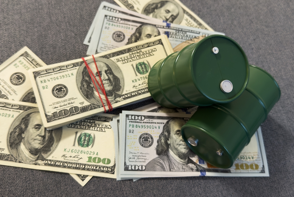 Derramo petroleo de un barril a un billete de un dolar