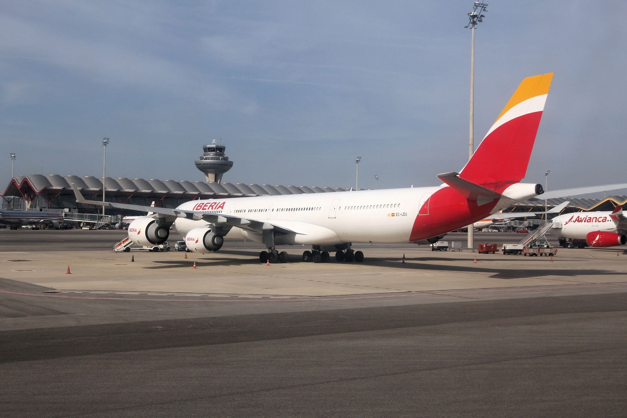 Imagen de un aviÃ³n de Iberia (IAG) en un aeropuerto