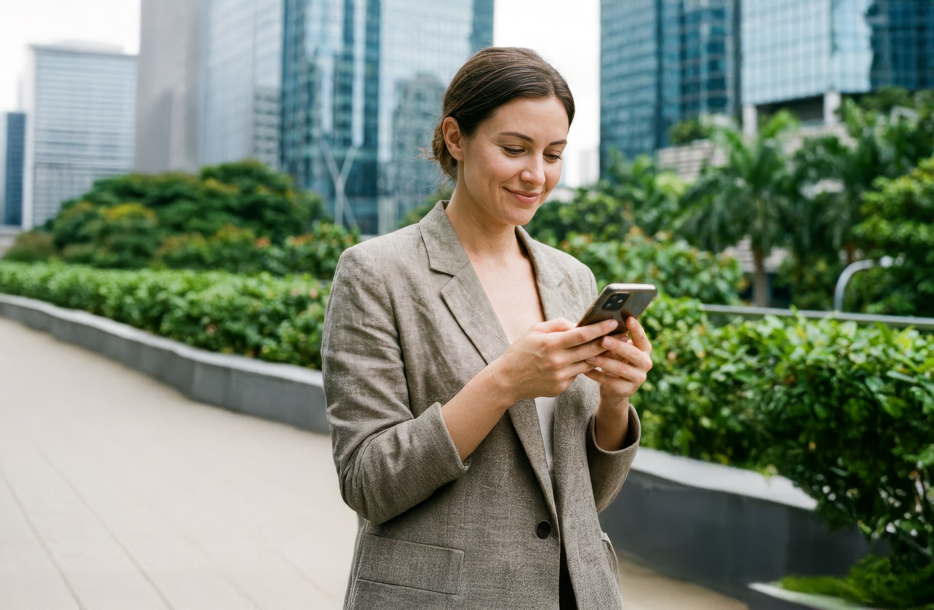 Å¾ena pohodlne investuje cez mobilnÃº aplikÃ¡ciu XTB kedykoÄ¾vek a kdekoÄ¾vek