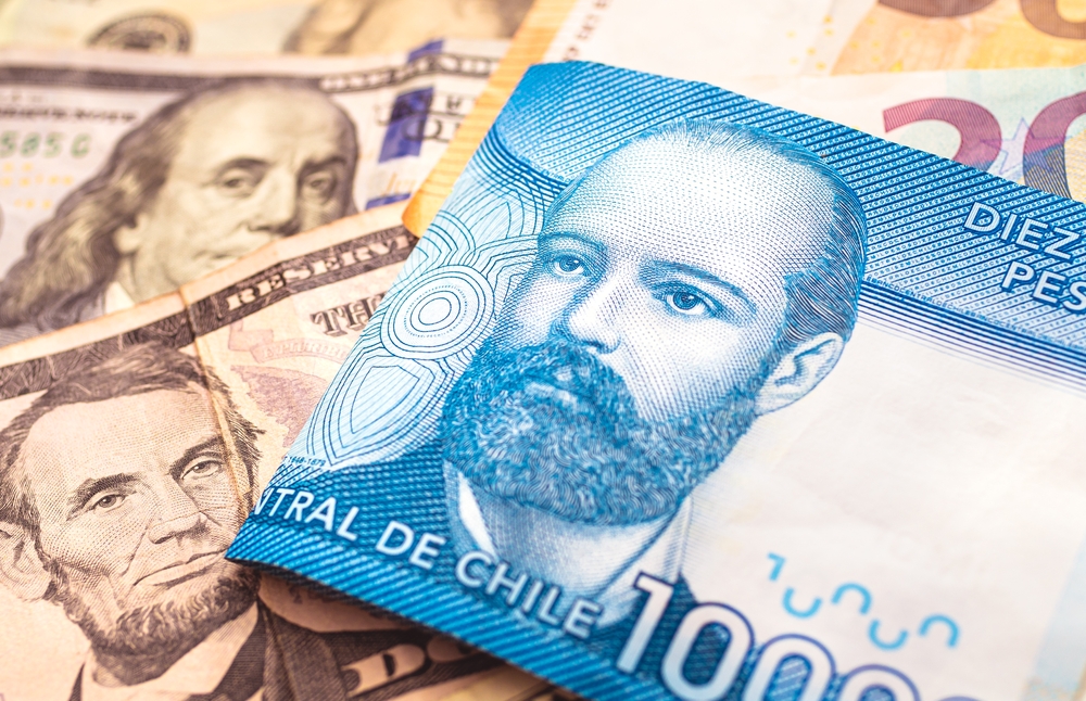 Notas de dolares y peso chileno