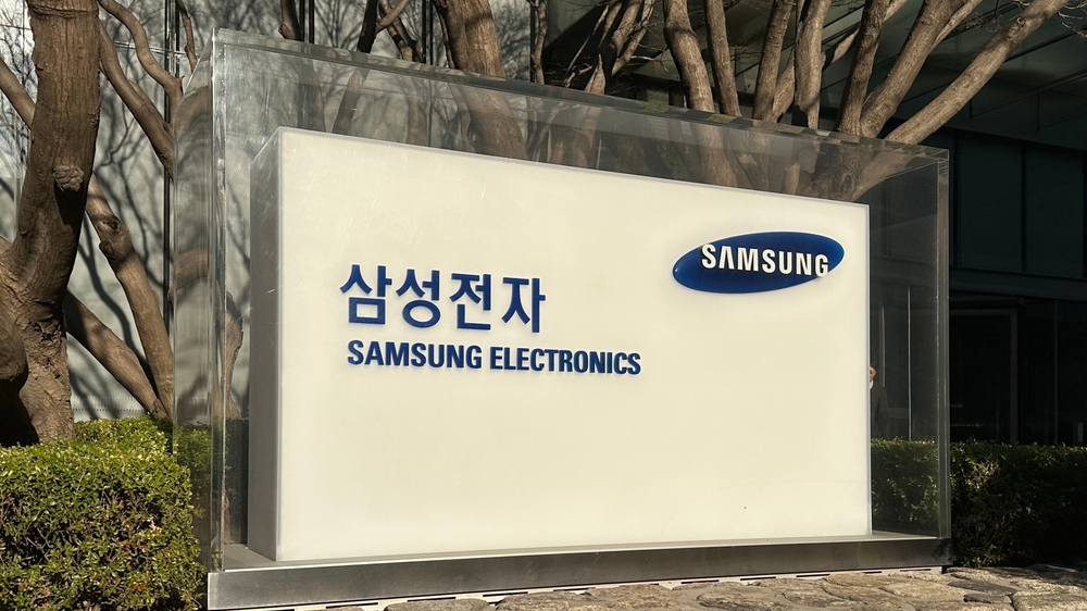 cartel de Samsung Electronics frente al edificio de Samsung Town en Gangnam