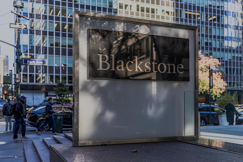Una toma directa del letrero de Blackstone en Park Avenue,