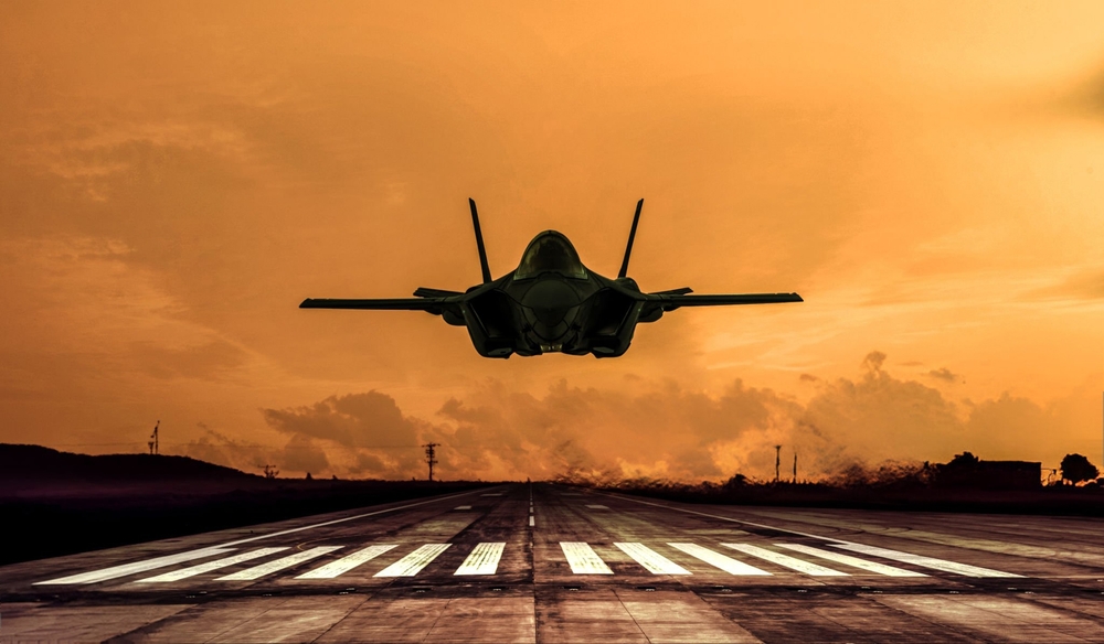 Despegan aviones de combate F-35
