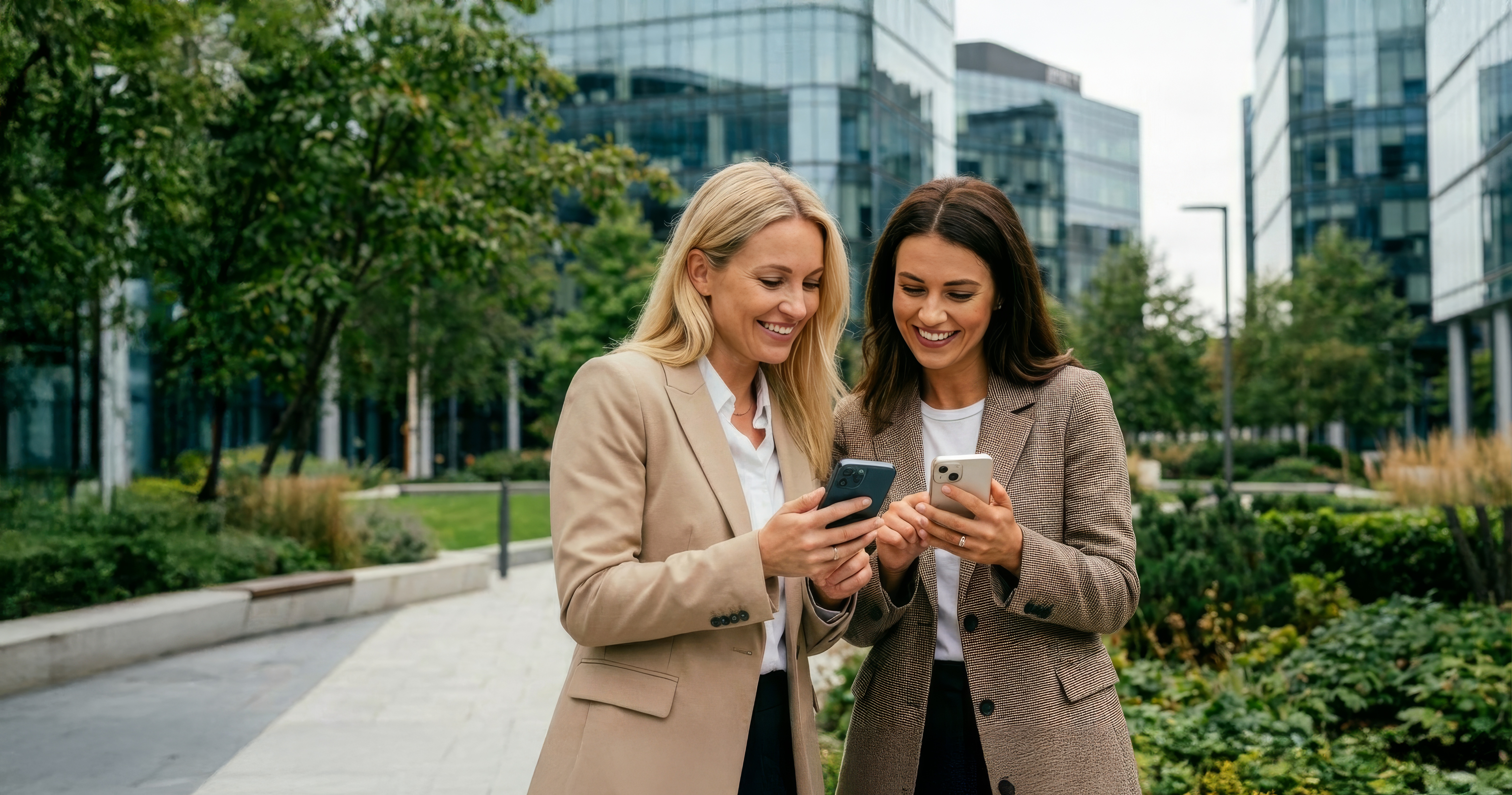 dvÄ kamarÃ¡dky investorky se dÃ­vajÃ­ na svÃ¡ investiÄnÃ­ portfolia v aplikaci