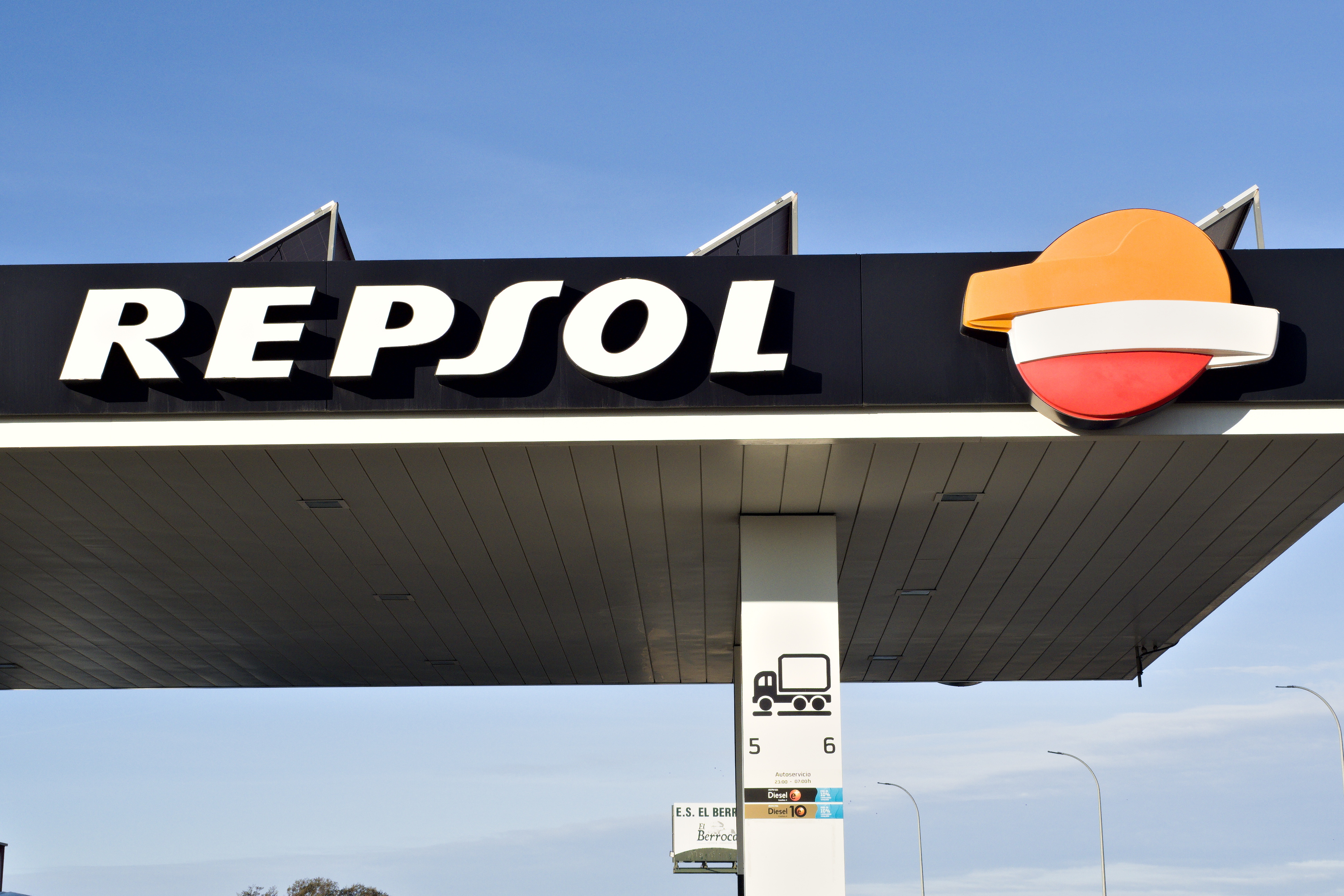 Imagen de una gasolinera de Repsol