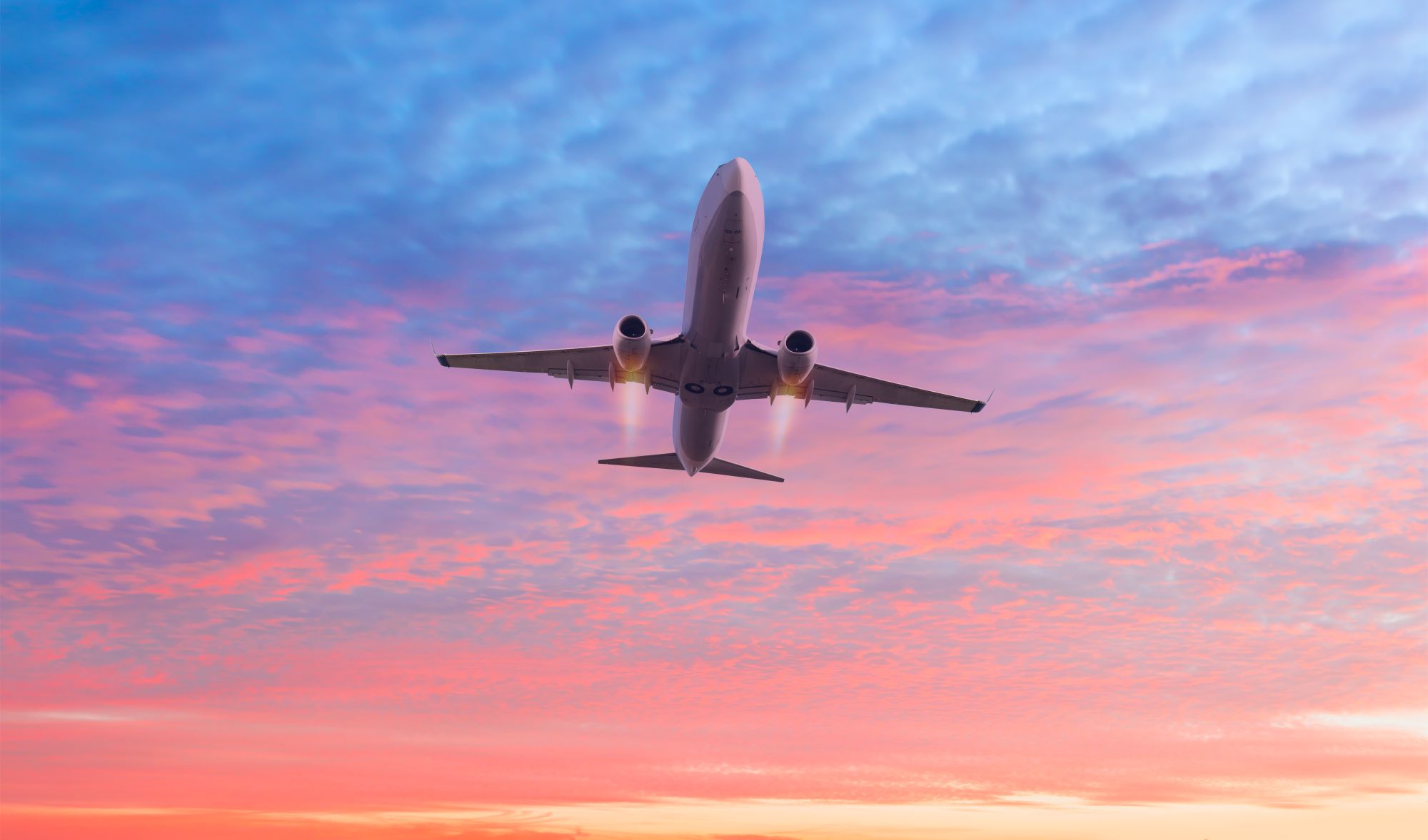 AviÃ³n volando en un artÃ­culo sobre el sector aÃ©reo 