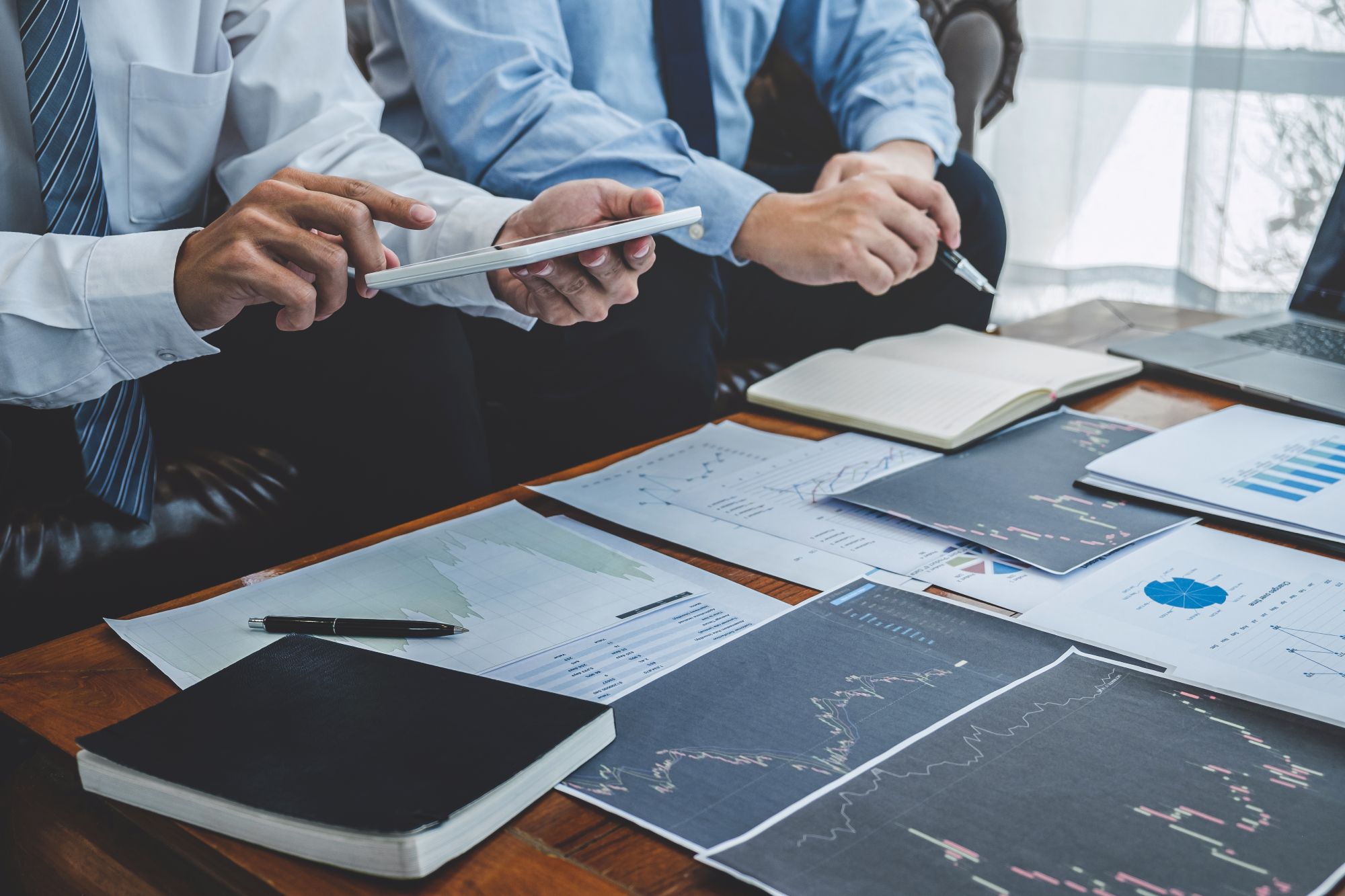 Imagen de dos inversores frente a un ordenador en un artÃ­culo sobre los ETN y ETC