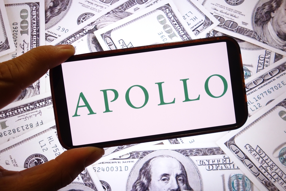 el logotipo de la empresa Apollo Global Management se muestra en el telÃ©fono mÃ³vil