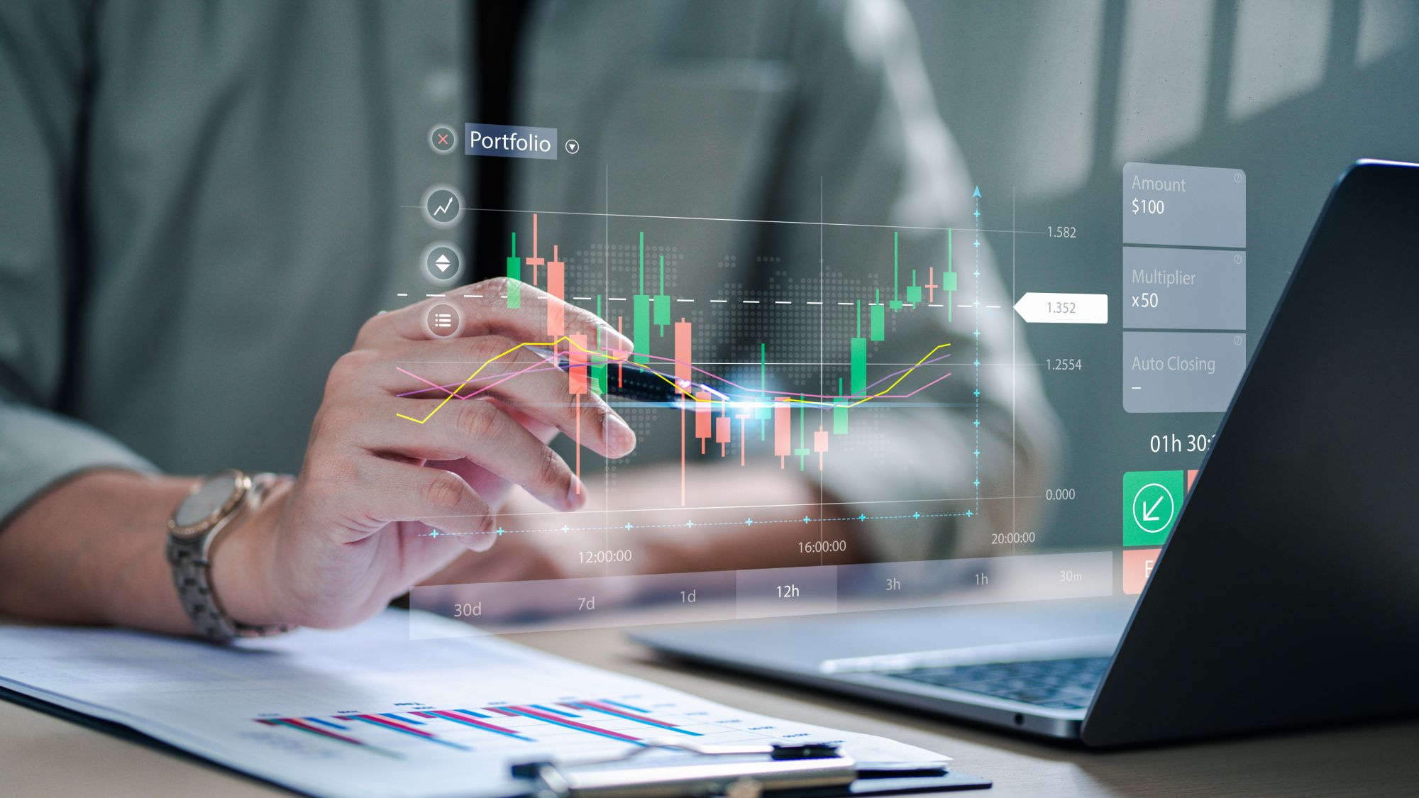 Imagen de un inversor frente a un ordenador en un artÃ­culo sobre los ETN y ETC