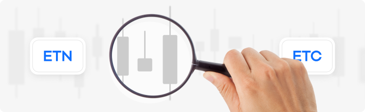 Egy kÃ©z nagyÃ­tÃ³ alatt hasonlÃ­t Ã¶ssze âETNâ Ã©s âETCâ feliratÃº kÃ¡rtyÃ¡kat