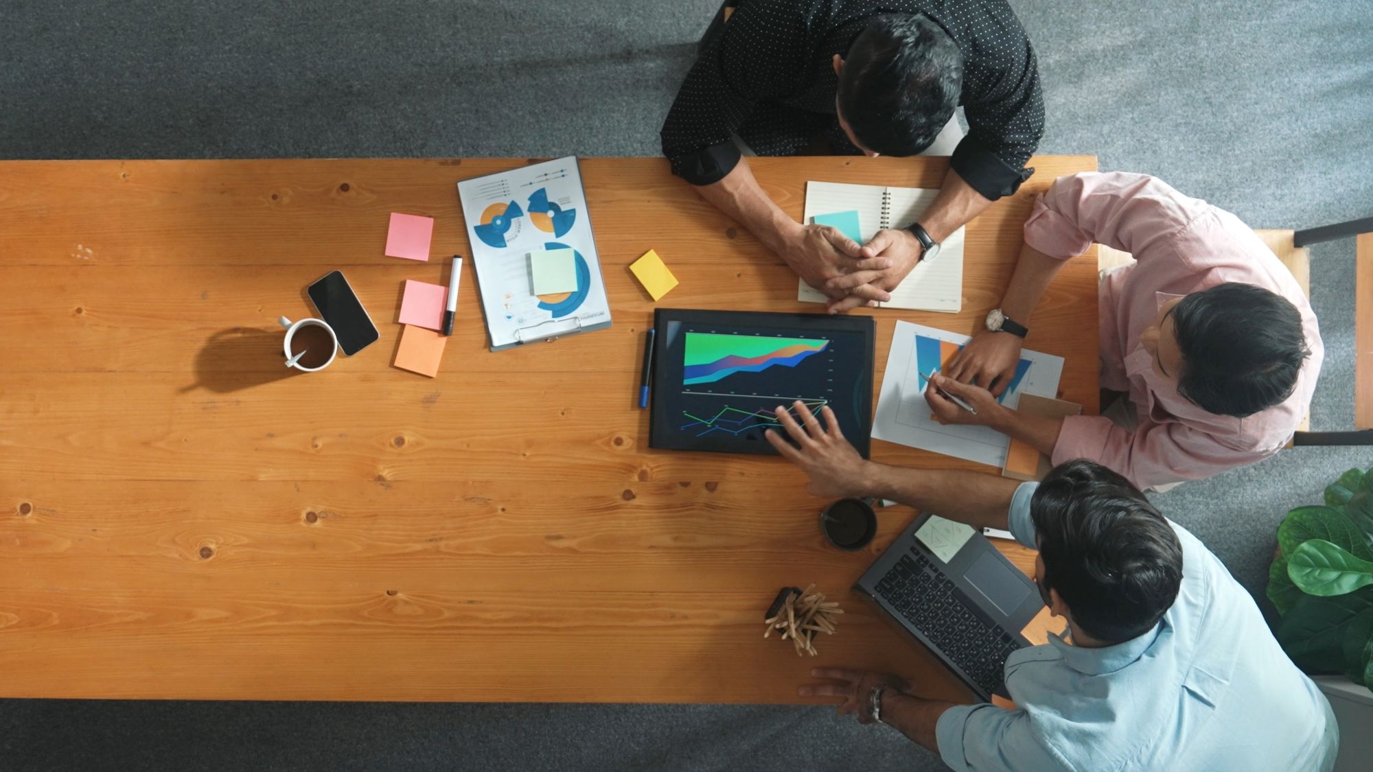 Imagen de un inversores en una mesa en un artÃ­culo sobre los ETN y ETC