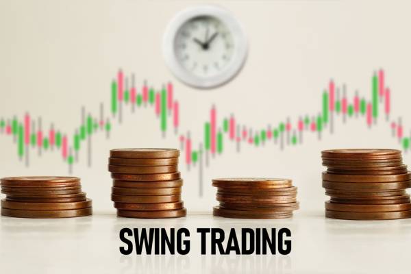 swing trading fisic de monede cu lumanari japoneze in spatele lor si un ceas
