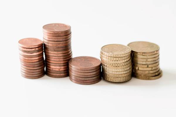 Imagen de monedas en un artículo sobre qué es el pasivo corriente