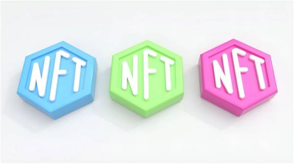 Imagen de una fichas con las siglas de NFT
