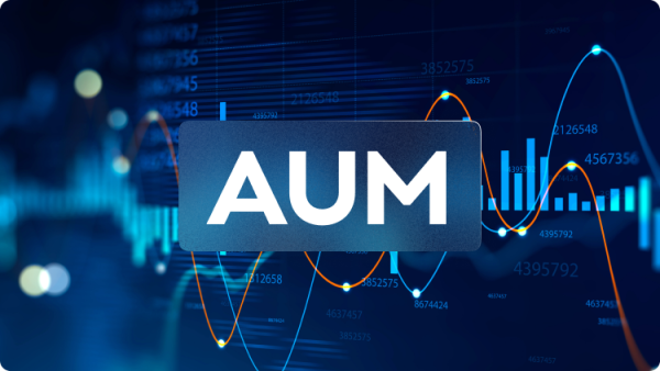Titlul "AUM" deasupra simulărilor vizuale ale pieței bursiere și ale datelor financiare în fundal
